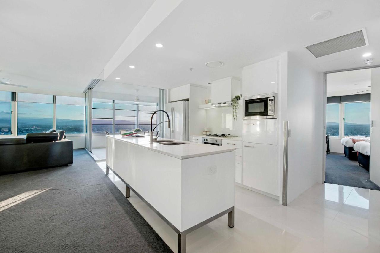 Q Tower In Surfers Paradise - From Level 3 - Self Contained & Privately Managed - Wow Apartment *