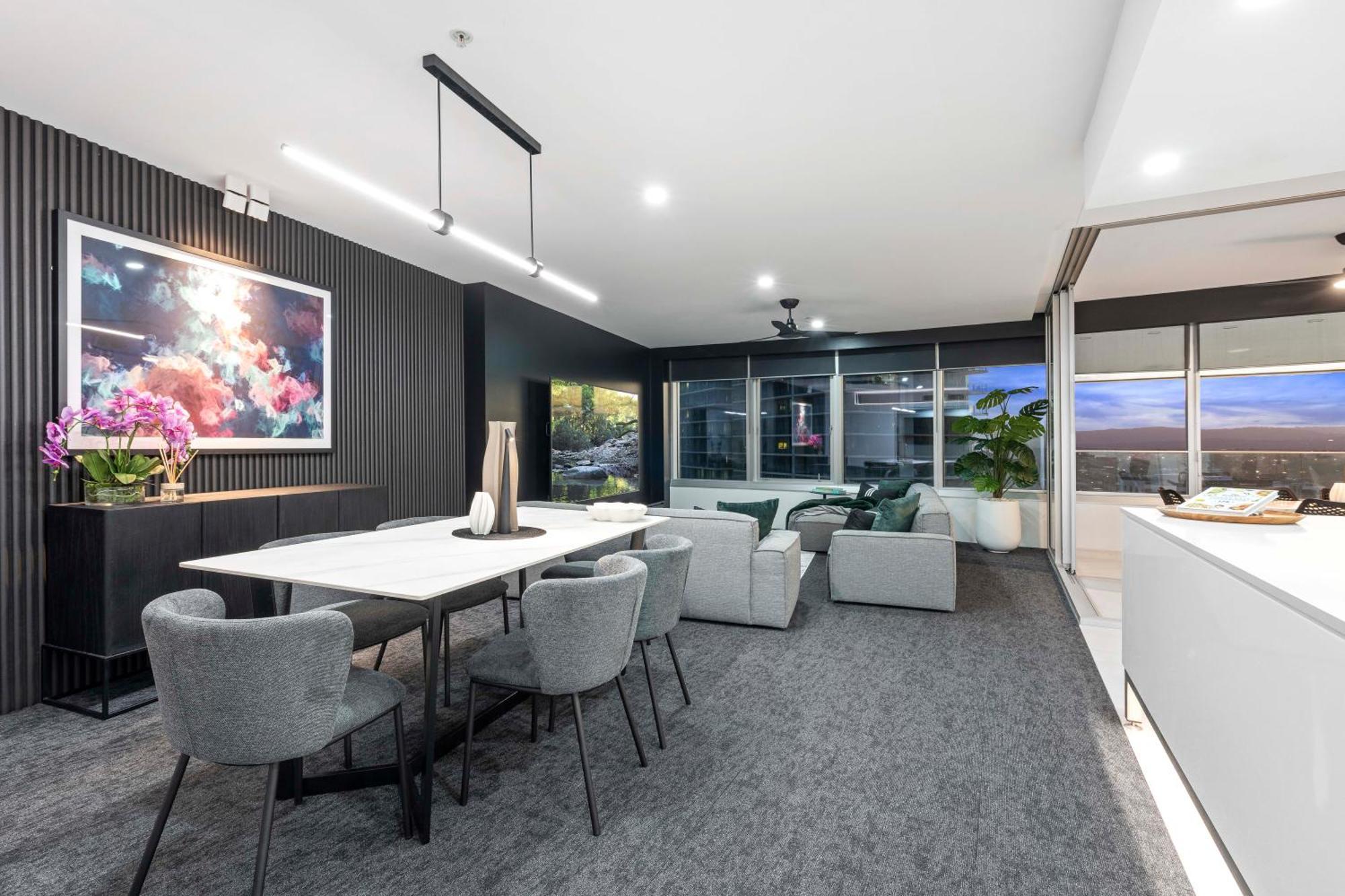 Apartment Q Tower In Surfers Paradise - From Level 3 - Self Contained & Privately Managed - Wow