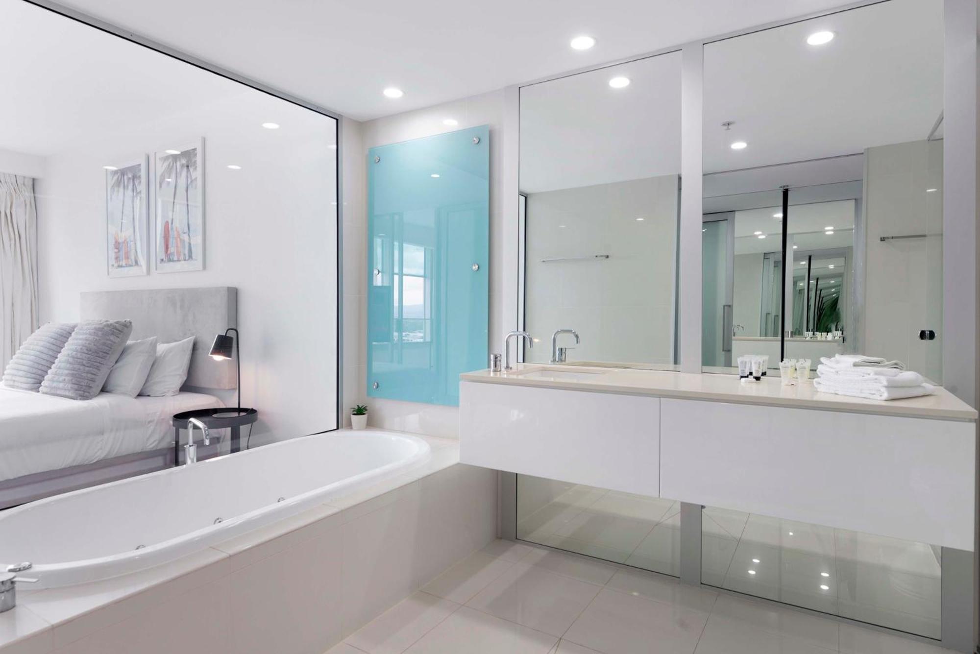 Q Tower In Surfers Paradise - From Level 3 - Self Contained & Privately Managed - Wow Apartment *