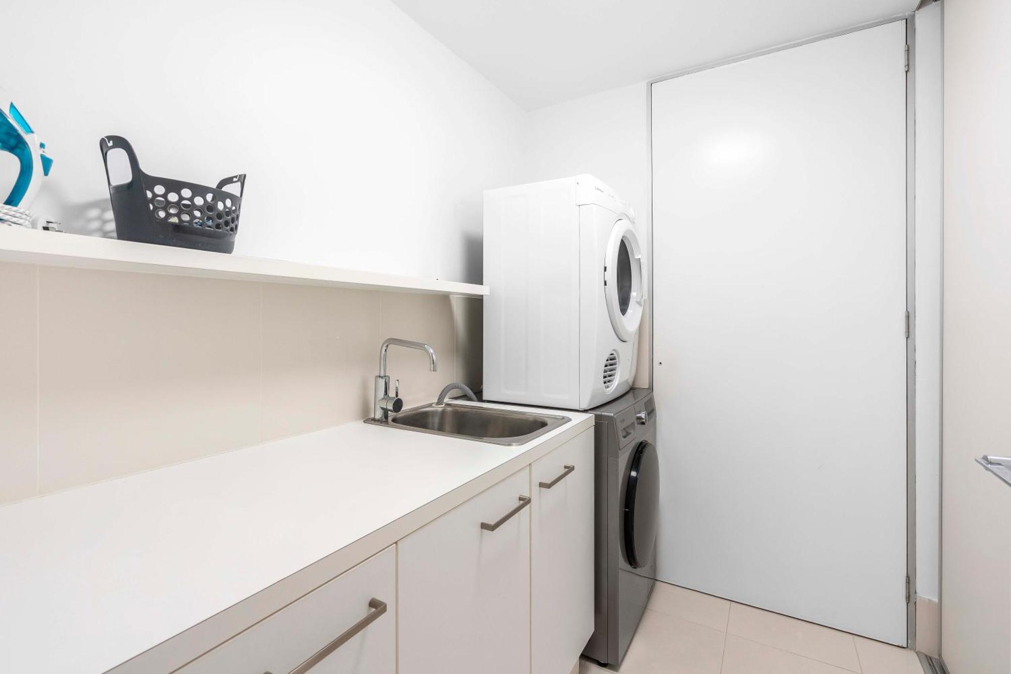 Apartment Q Tower In Surfers Paradise - From Level 3 - Self Contained & Privately Managed - Wow *