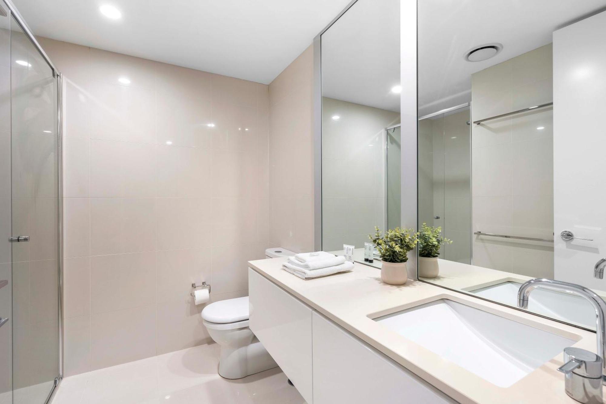 Q Tower In Surfers Paradise - From Level 3 - Self Contained & Privately Managed - Wow Apartment *