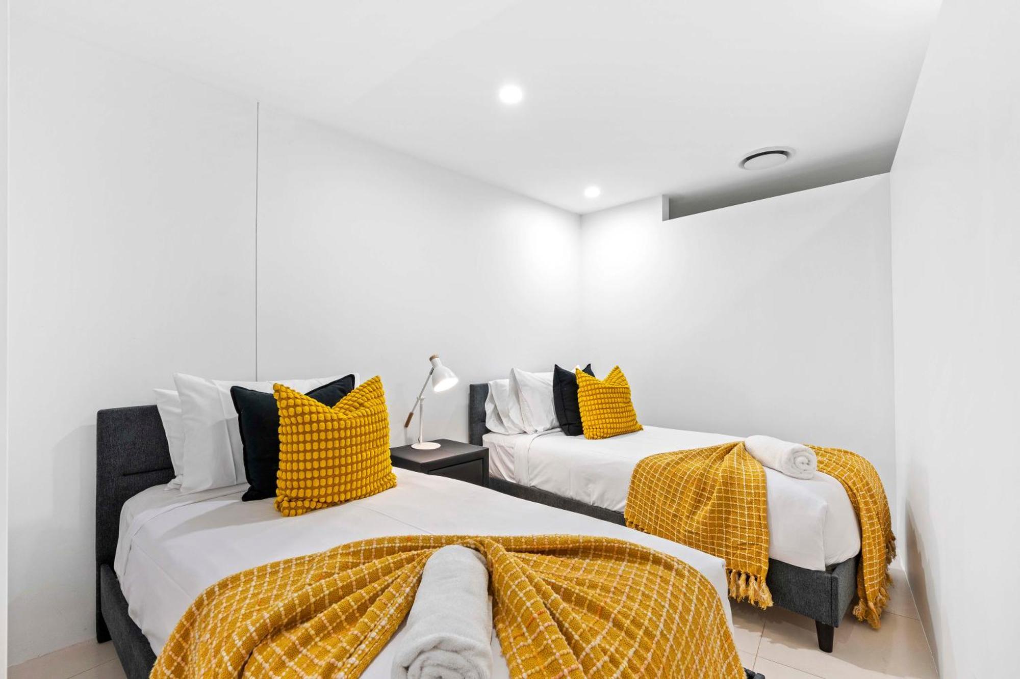 Q Tower In Surfers Paradise - From Level 3 - Self Contained & Privately Managed - Wow Apartment