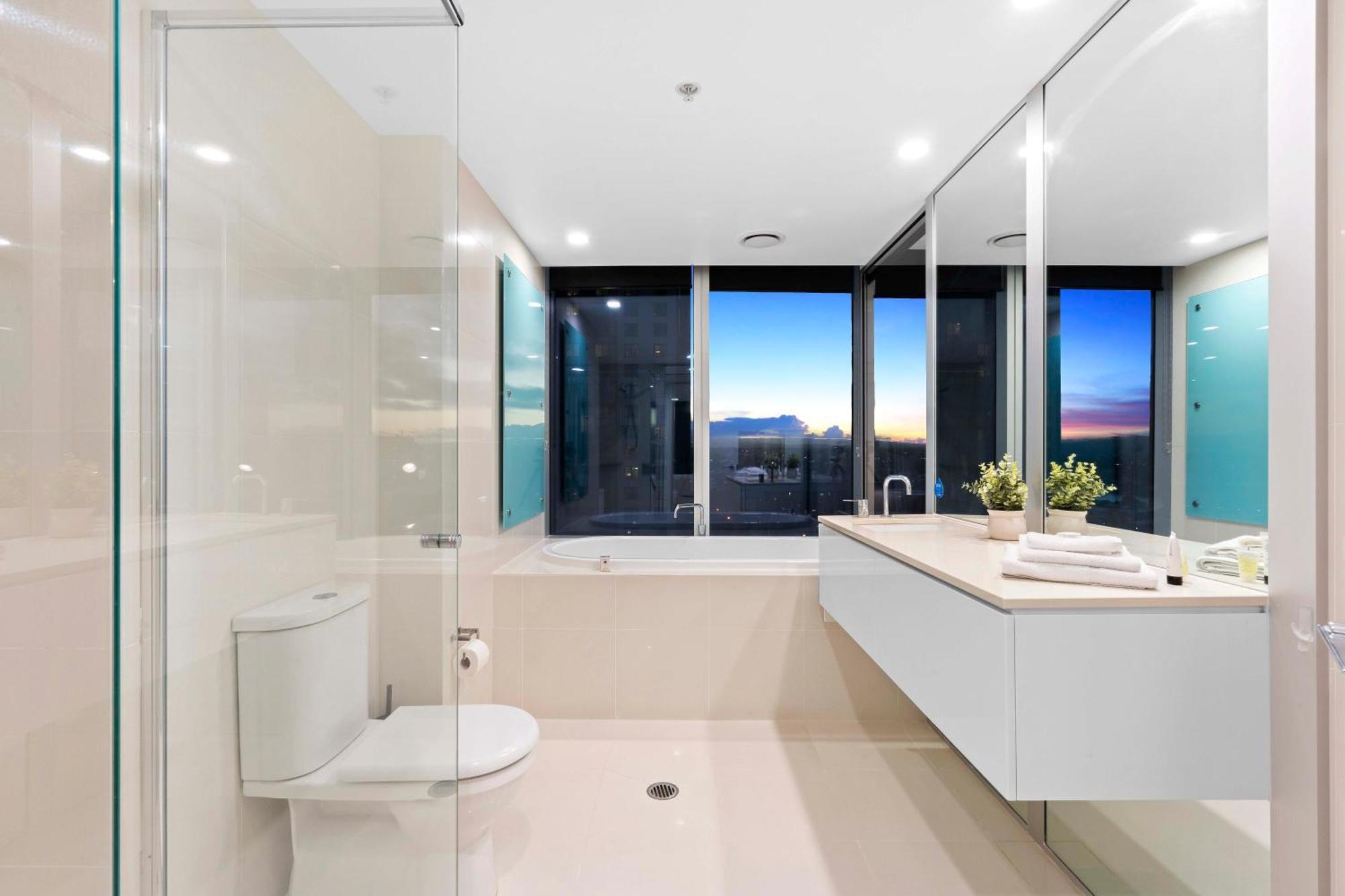 Apartment Q Tower In Surfers Paradise - From Level 3 - Self Contained & Privately Managed - Wow *