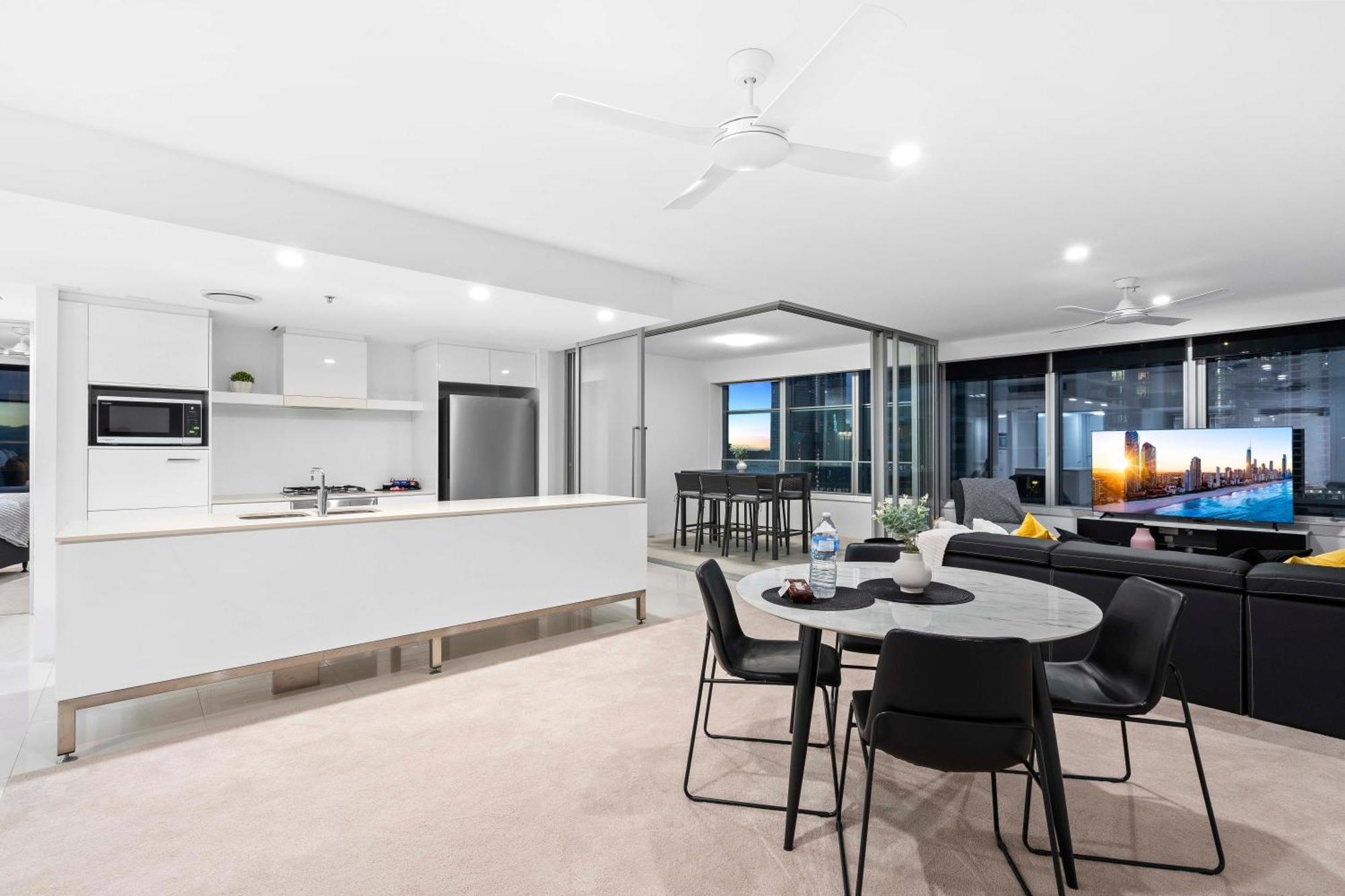 Q Tower In Surfers Paradise - From Level 3 - Self Contained & Privately Managed - Wow Apartment *