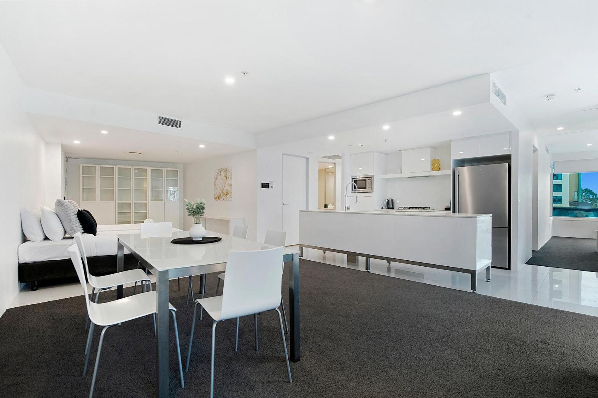 Apartment Q Tower In Surfers Paradise - From Level 3 - Self Contained & Privately Managed - Wow *