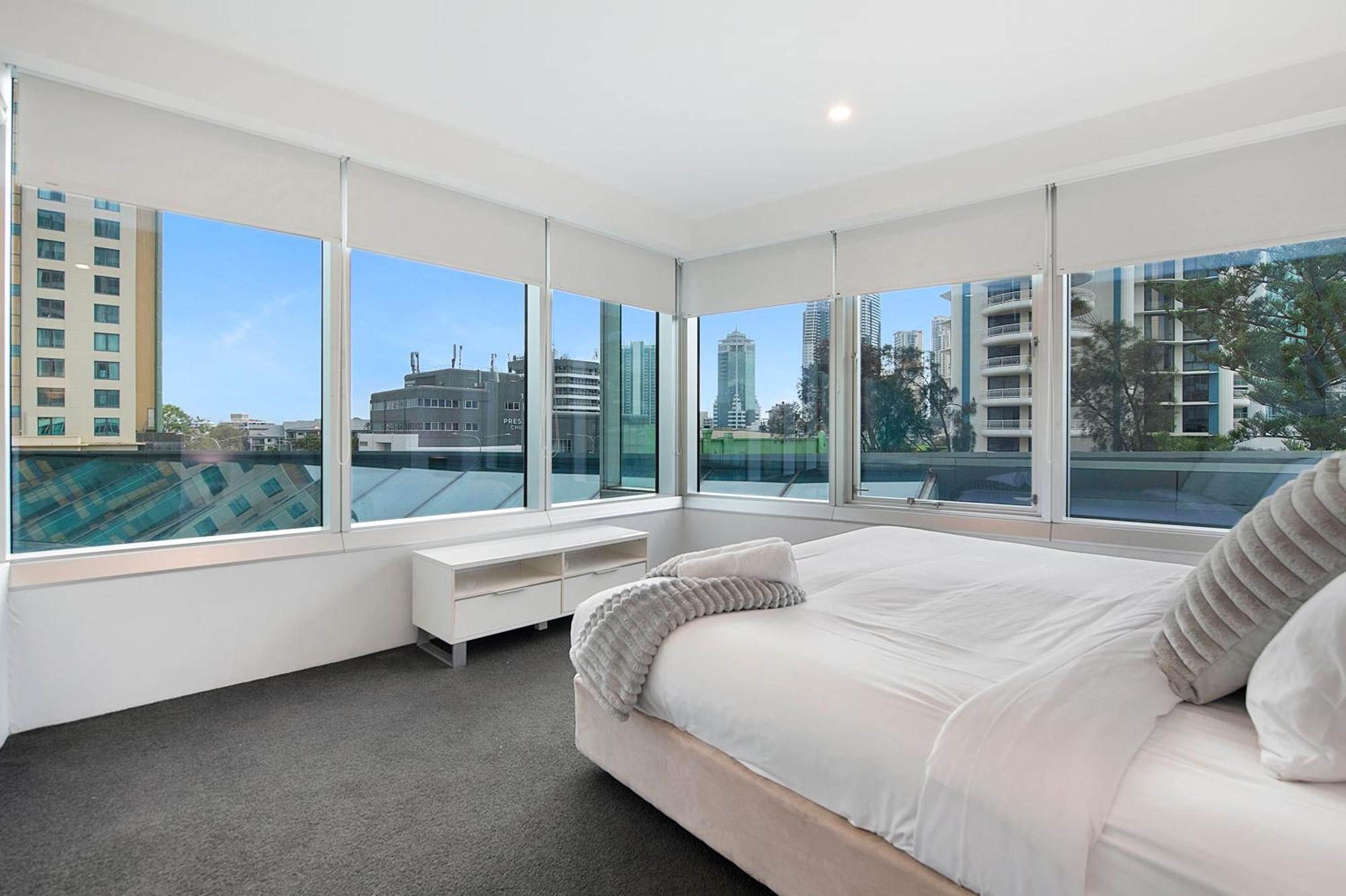 Q Tower In Surfers Paradise - From Level 3 - Self Contained & Privately Managed - Wow Apartment