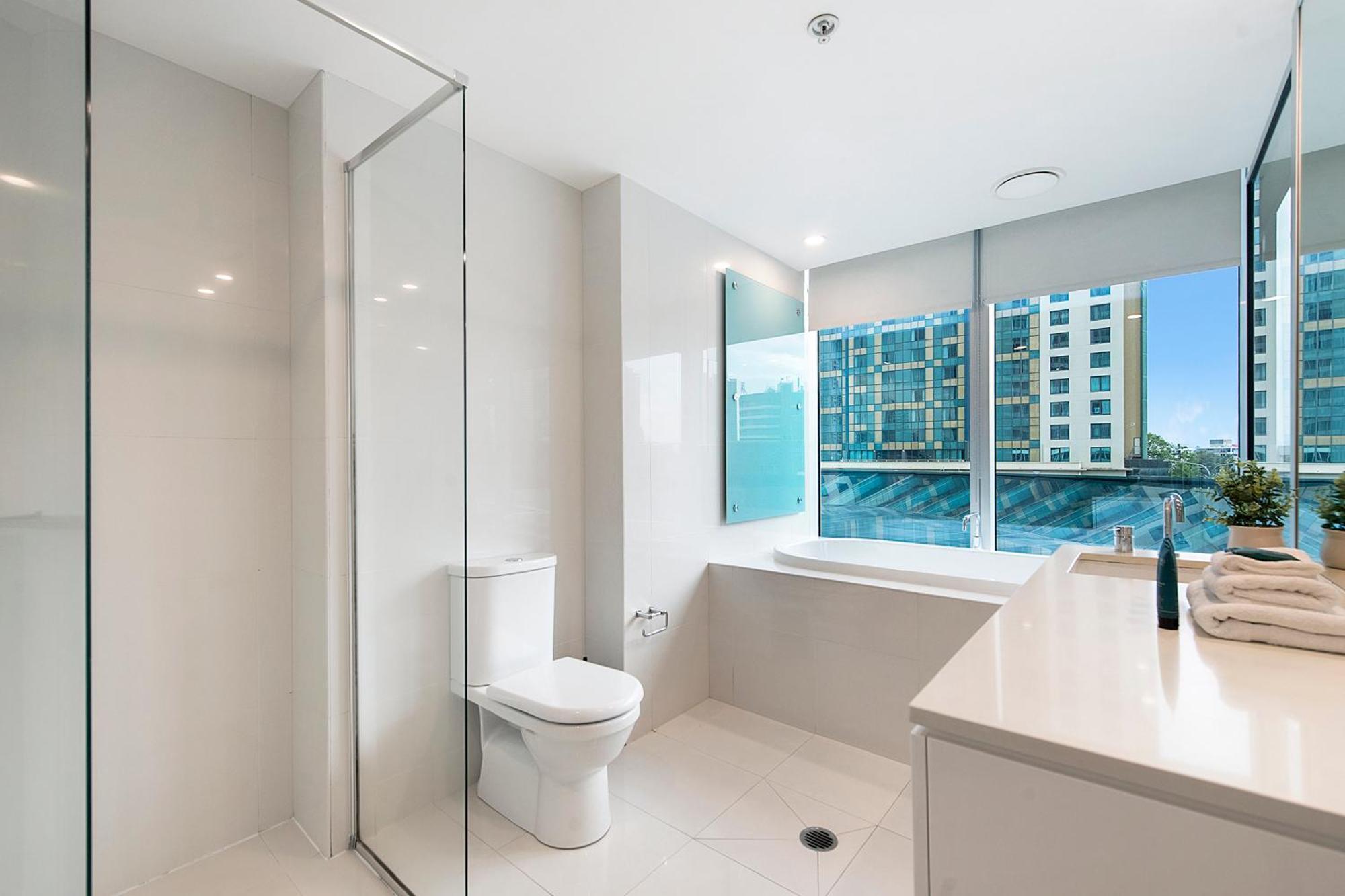 Q Tower In Surfers Paradise - From Level 3 - Self Contained & Privately Managed - Wow Apartment *