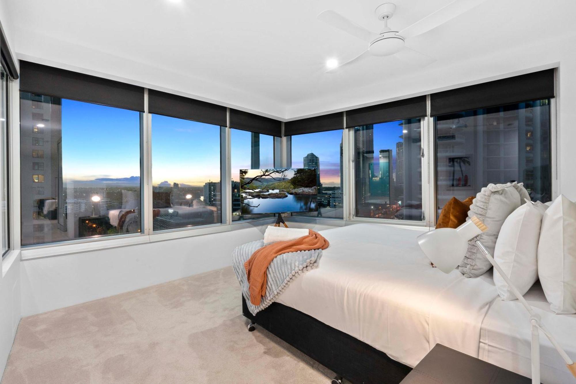 Q Tower In Surfers Paradise - From Level 3 - Self Contained & Privately Managed - Wow Apartment *